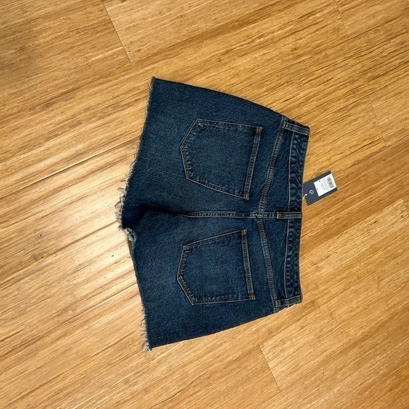 Universal Threads Ladies NWT Vintage MIDI Jean Shorts Sz 6 with fringe hem. - Picture 7 of 9